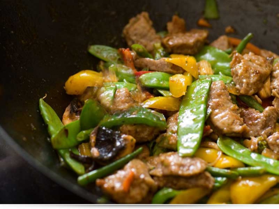 Салат из огурцов, мяса и соевого соуса - рецепт для вок сковородок