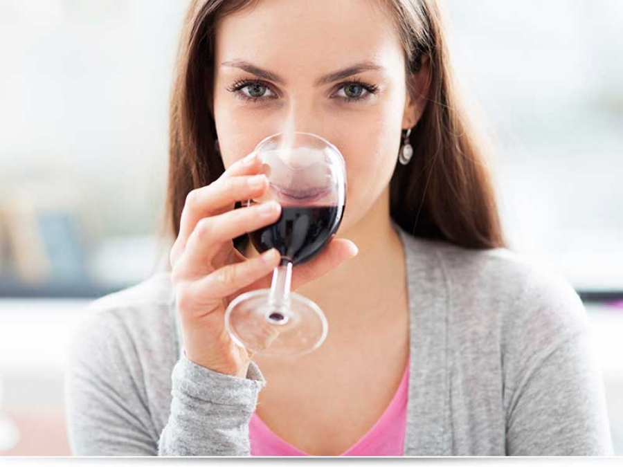 Можно ли пить вино кормящей маме?