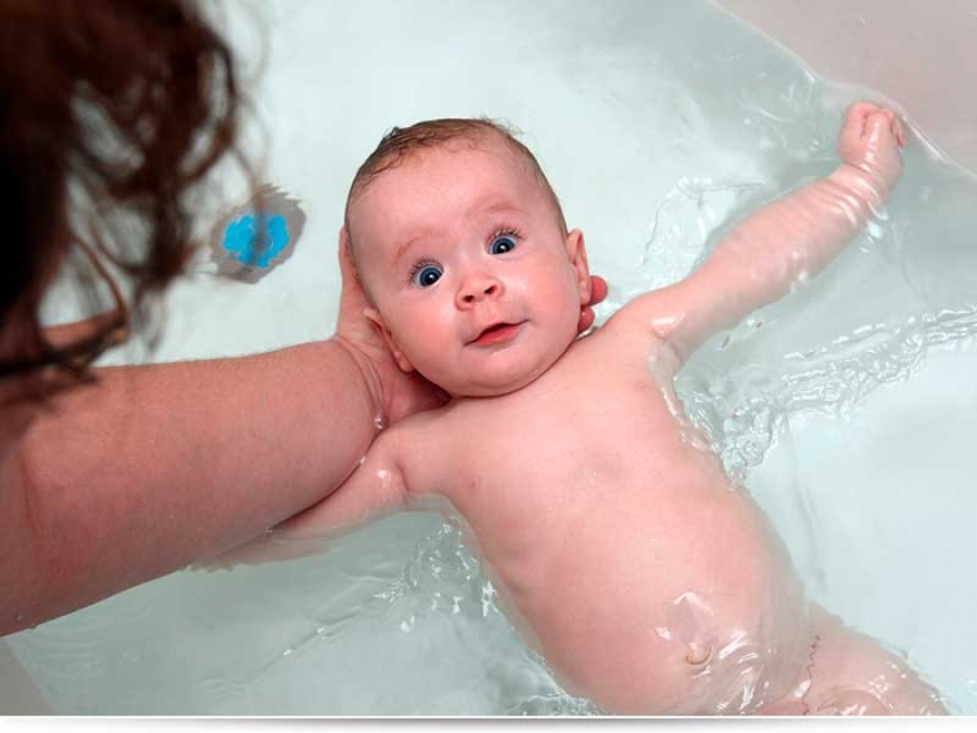 Когда ребенка можно купать в большой ванне?
